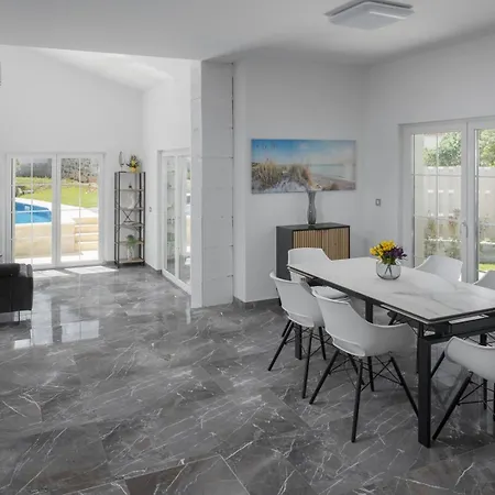 Nina ヴィラ ポレッチ